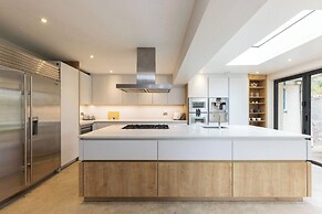 Spacious 4-bed Near City Sea