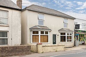Spacious 4-bed Near City Sea