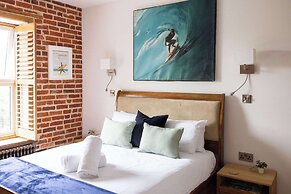 Spacious 4-bed Near City Sea