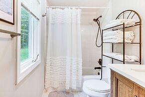 Pet-friendly Cottage, 2 Mi to Saugatuck Falls