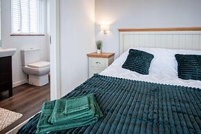 Swallow Lodge - 3 Bedroom Lodge - Wisemans Bridge