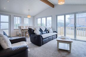 Swallow Lodge - 3 Bedroom Lodge - Wisemans Bridge