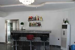 Top-Notch Suites and Apartment