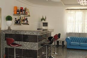 Top-Notch Suites and Apartment
