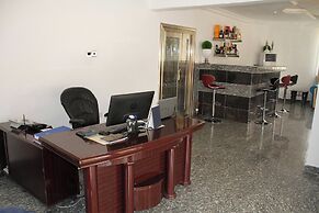 Top-Notch Suites and Apartment