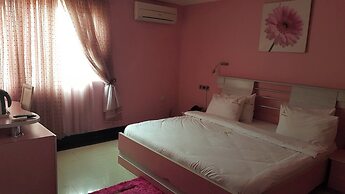 Top-Notch Suites and Apartment