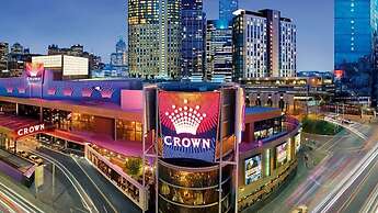 A Cozy & Comfy 2BR Apt Near Crown & Southern Cross