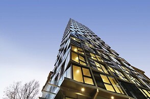 A Cozy & Comfy 2BR Apt Near Crown & Southern Cross