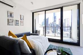 A Comfy 2BR Apt Near Melbourne Central, City Views