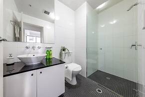 A Comfy 2BR Apt Right Next to Darling Harbour