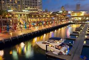 A Comfy 2BR Apt Right Next to Darling Harbour