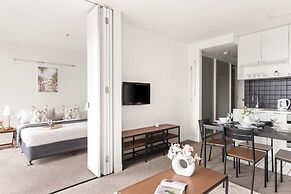 Cozy 2BR Apt, Steps From Melb Central With Parking