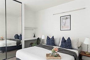 Cozy 2BR Apt, Steps From Melb Central With Parking