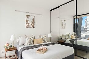 Cozy 2BR Apt, Steps From Melb Central With Parking