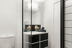 Cozy 2BR Apt, Steps From Melb Central With Parking