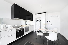 Stylish CBD Apartment With Stunning Harbour Views