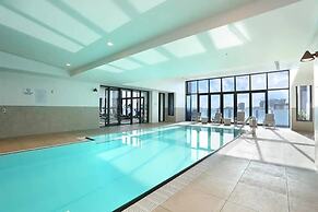 A Modern & Cozy 2BR Apartment With City Views