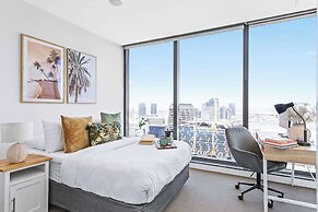 A Cozy 2BR Apt With Harbour Views and Free Parking
