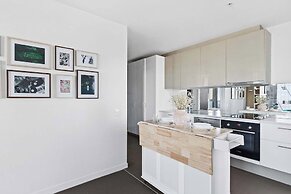 A Cozy 2BR Apt With Harbour Views and Free Parking