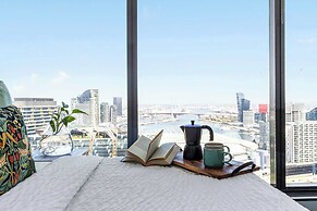 A Cozy 2BR Apt With Harbour Views and Free Parking