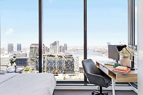 A Cozy 2BR Apt With Harbour Views and Free Parking