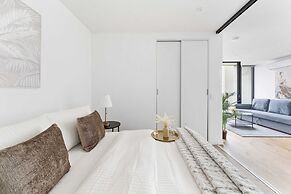Modern 2BR Apt Next to Southern Cross Free Parking