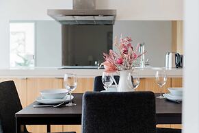 Modern 2BR Apt Next to Southern Cross Free Parking
