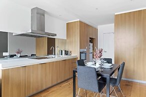 Modern 2BR Apt Next to Southern Cross Free Parking
