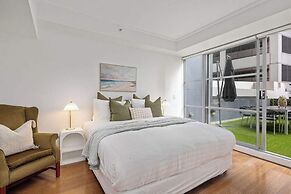 Darling Harbour 2BR Retreat With Spacious Balcony