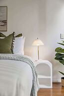 Darling Harbour 2BR Retreat With Spacious Balcony