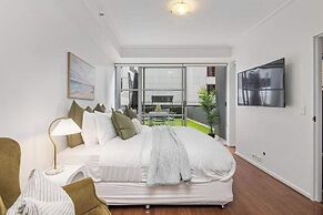 Darling Harbour 2BR Retreat With Spacious Balcony