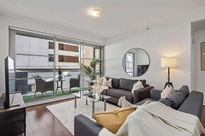 Darling Harbour 2BR Retreat With Spacious Balcony
