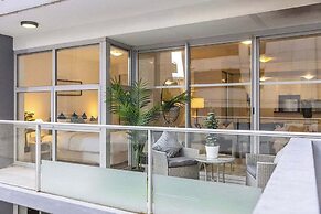 Darling Harbour 2BR Retreat With Spacious Balcony