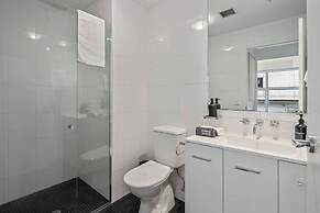Darling Harbour 2BR Retreat With Spacious Balcony