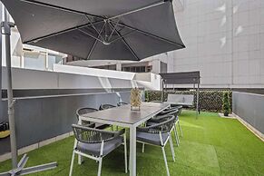 Darling Harbour 2BR Retreat With Spacious Balcony