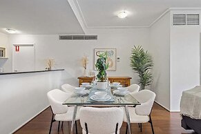 Darling Harbour 2BR Retreat With Spacious Balcony
