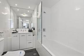 Darling Harbour 2BR Retreat With Spacious Balcony
