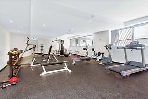 Darling Harbour 2BR Retreat With Spacious Balcony