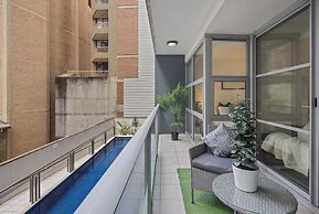 Darling Harbour 2BR Retreat With Spacious Balcony