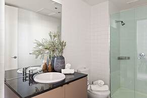 A Cozy 2BR Apt on Collins Near Flinders Station