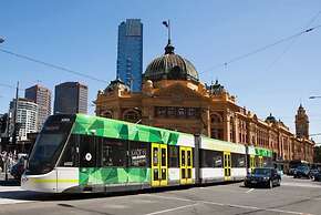 A Cozy 2BR Apt on Collins Near Flinders Station