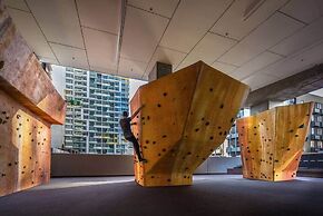 Pet-friendly 2BR Near Southern Cross, City Views