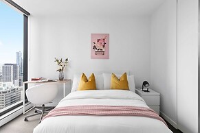 Pet-friendly 2BR Near Southern Cross, City Views