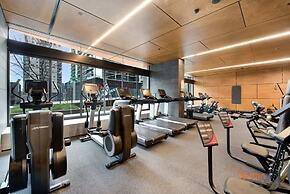 Pet-friendly 2BR Near Southern Cross, City Views