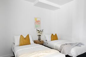 Pet-friendly 2BR Near Southern Cross, City Views