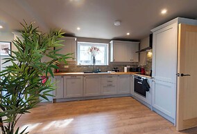 4 Bed Holiday Home by Guestz