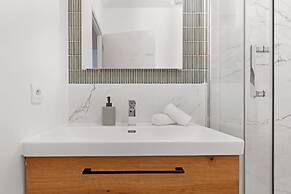 Stylish 2BR for 6 by Champs-Elysees