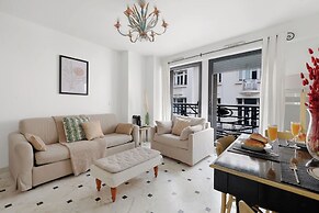Stylish 2BR for 6 by Champs-Elysees