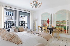 Stylish 2BR for 6 by Champs-Elysees