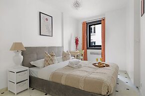 Stylish 2BR for 6 by Champs-Elysees